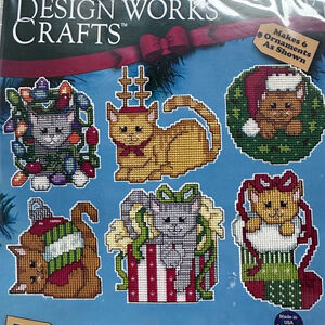 NIP Design Works Crafts Christmas Kittens Plastic Canvas Ornament Kit #5917